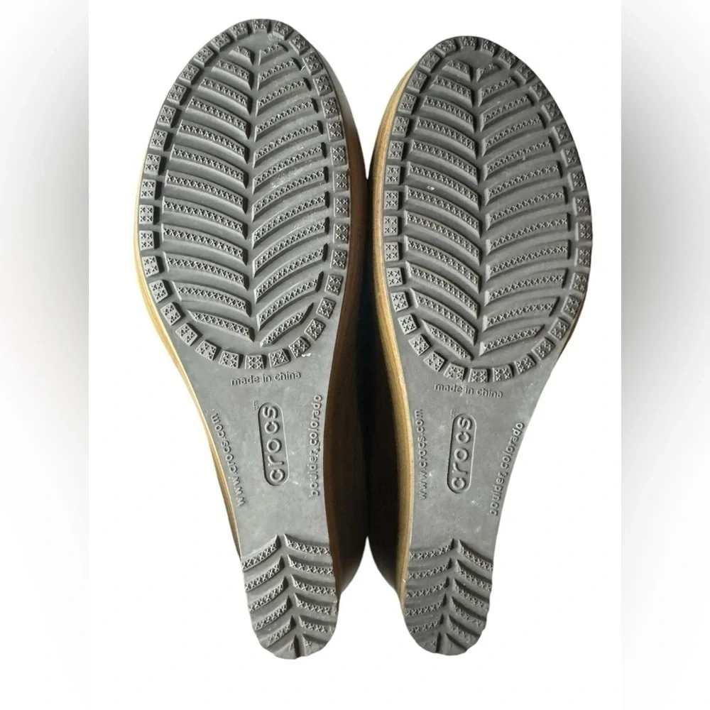 Crocs A-Leigh Closed Toe Wedge Size 9 Brown